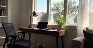 Schreibtisch im Homeoffice am Fenster
