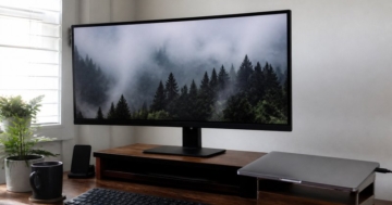 Monitor mit Tastatur im Homeoffice