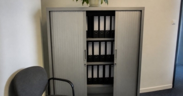 Aktenschrank mit Ordnern im Büro