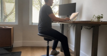 Ergonomischer Bürohocker am Stehschreibtisch