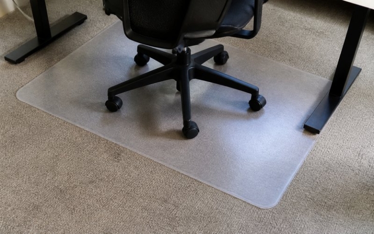 Bodenschutzmatte unter dem Bürostuhl