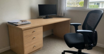 Schreibtisch mit festem Unterschrank