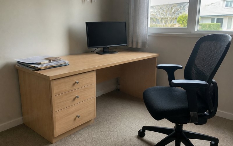 Schreibtisch mit festem Unterschrank